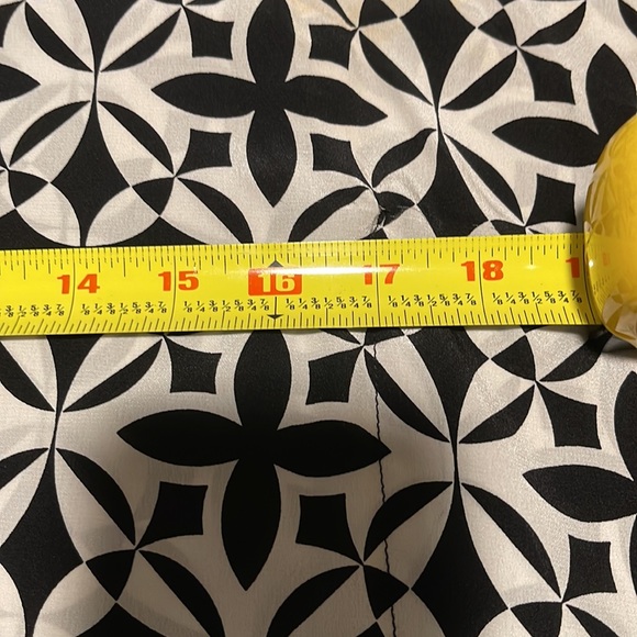 TRINA TURK 100% Silk Top Black White Cold Shoulder Mosaic Tile Print - Picture 6 of 7